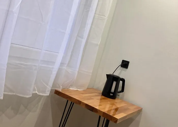 Obok Uczelni Collegium Witelona Hostel