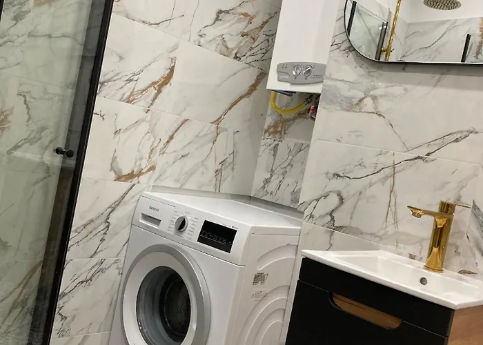 Obok Uczelni Collegium Witelona Hostel