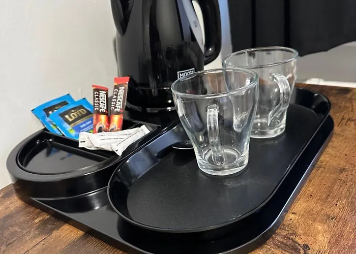 Obok Uczelni Collegium Witelona Hostel