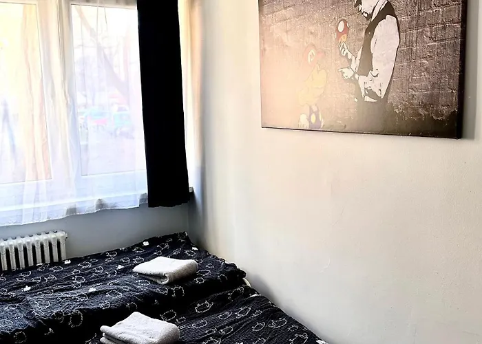 Obok Uczelni Collegium Witelona Hostel